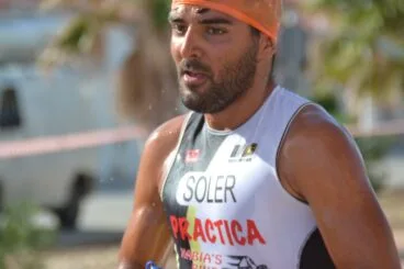 Toni Soler entrando  al mar