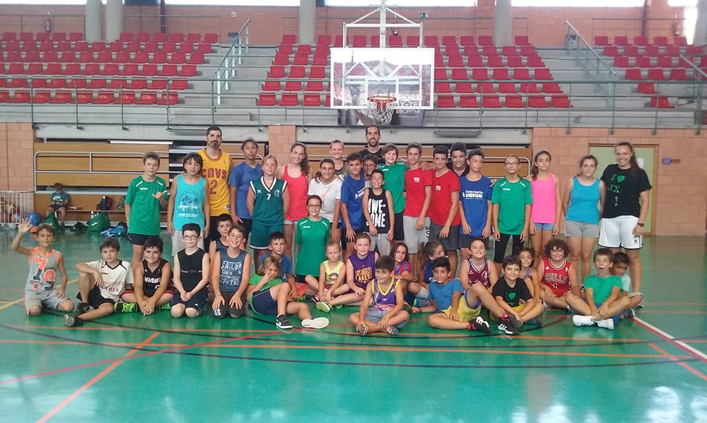 Óscar Mayordomo y Andrea Valero con los niños del Campus