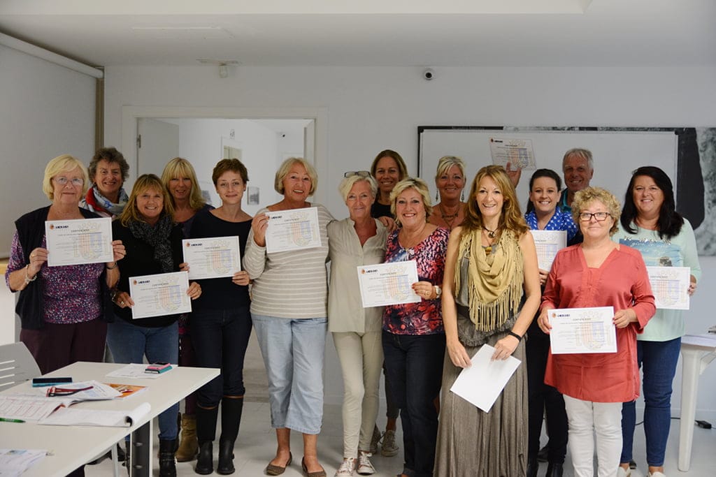 Alumnos del curso de Español con sus diplomas