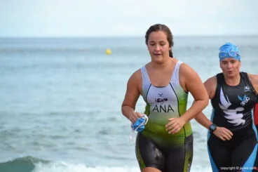 Ana Bisquert saliendo del mar