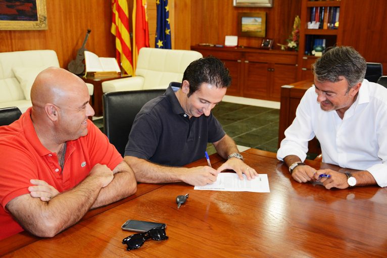 Firma del convenio entre Chulvi y los representantes del Centre Excursionista Xàbia