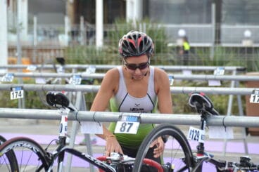 Irene Bolufer cogiendo su bicicleta
