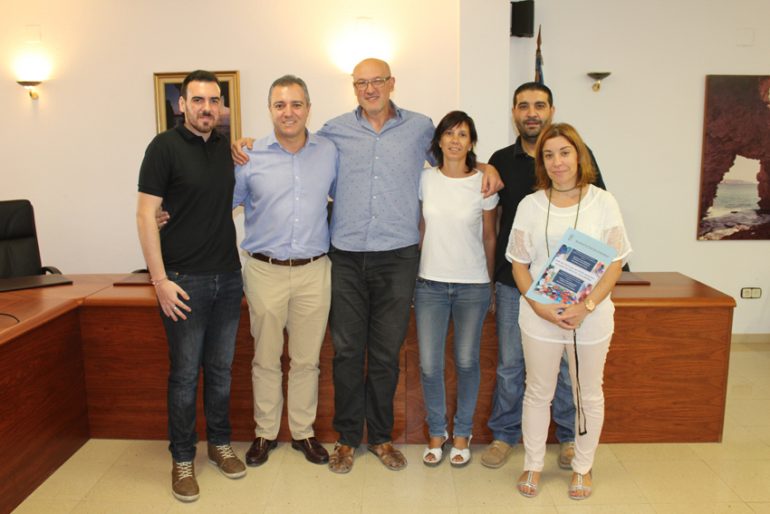 Josep Femenía y Antonio Sentí tras la firma del convenio de tapones solidarios