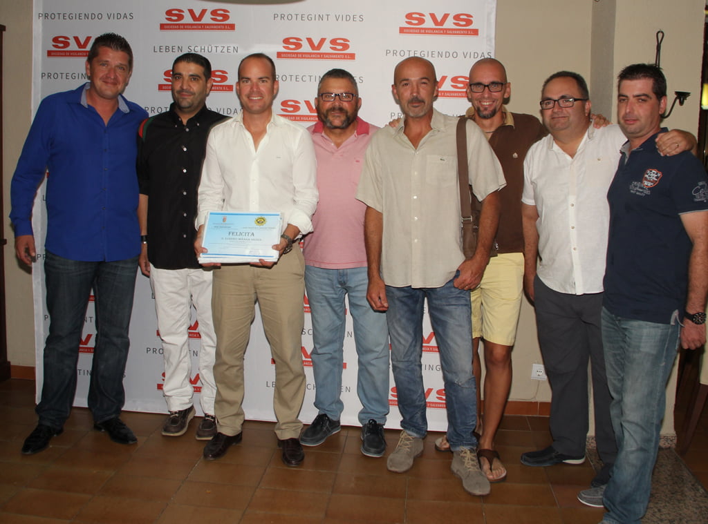 José Francisco Mayans y la Policia Local entregan reconocimiento a Eusebi Miñana por los servicios prestados por SVS en Benitatxell.