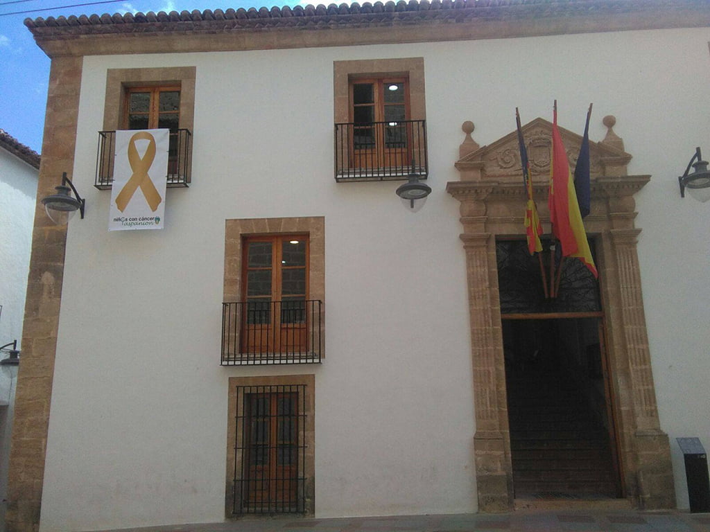 Lazo dorado en la fachada del ayuntamiento de Jávea