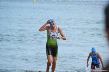 Mª Isabel Ferrer saliendo del mar