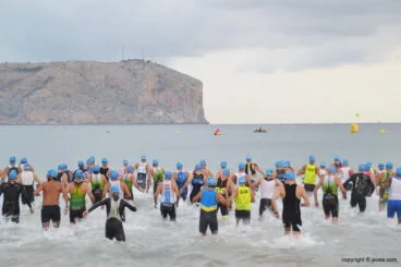 Nadadores en el agua