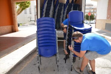 Operarios descargando las sillas