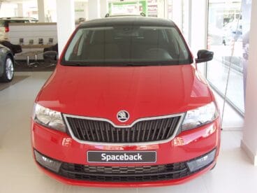 Skoda coche rojo