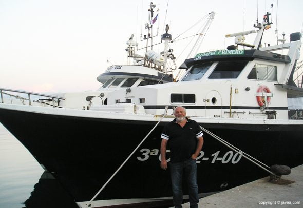 Imagen: José Serrat 'Tomaca' junto a su barca