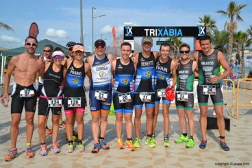 Triatletas de diversos equipos