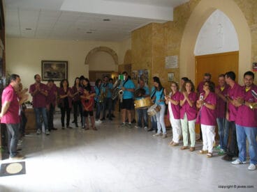 Festeros de visita en el asilo Hermanos Cholbi