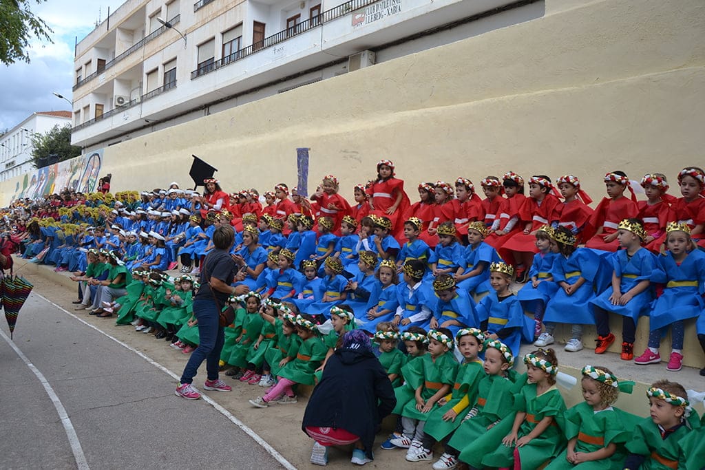 Alumnos del Colegio Graüll celebrando el 9 d`octubre