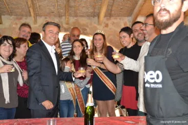 Brindando en el stands de Vinos y Viandas