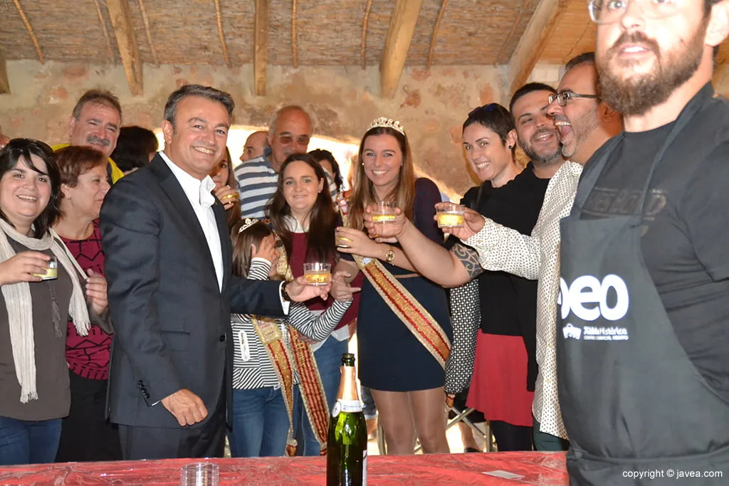 Brindando en el stands de Vinos y Viandas