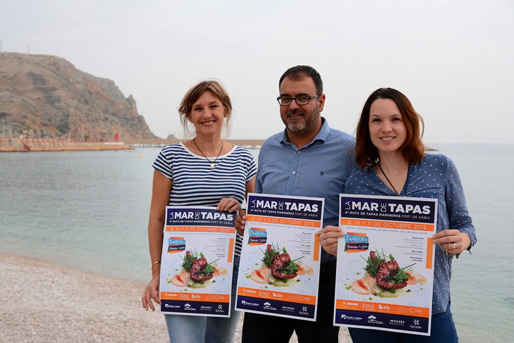 Camprubi presentando el cartel de La Mar de Tapes