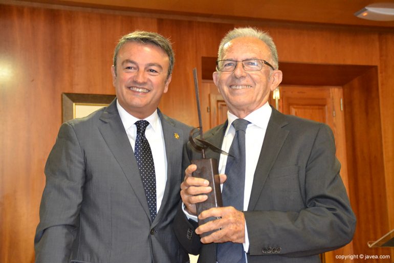 Chulvi con Antonio Catalá y el premio