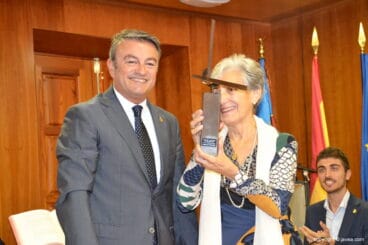 Chulvi con Inmaculada Yáñez y su premio