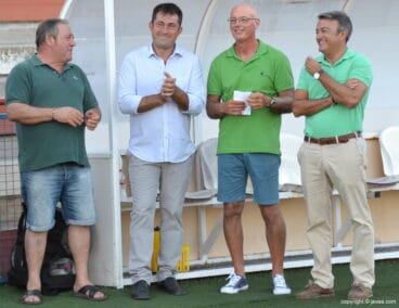 David Tiscar con directivos y el alcalde