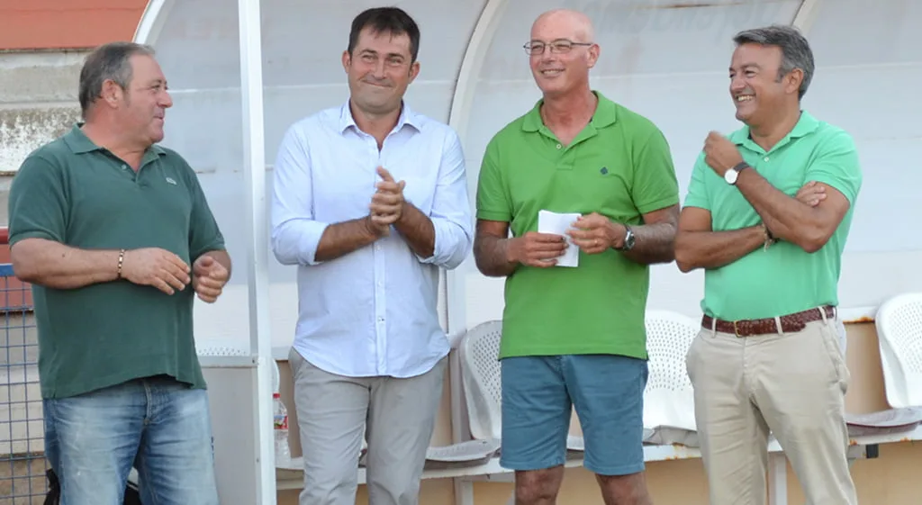 David Tiscar con directivos y el alcalde