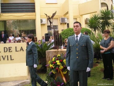 Dos guardias civiles con la corona