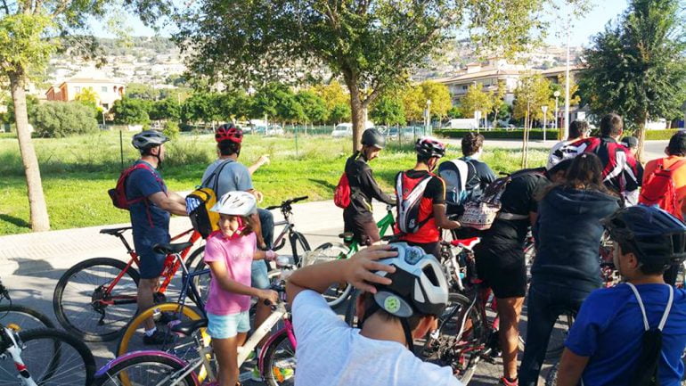 Familias participando en el Día de la bicicleta