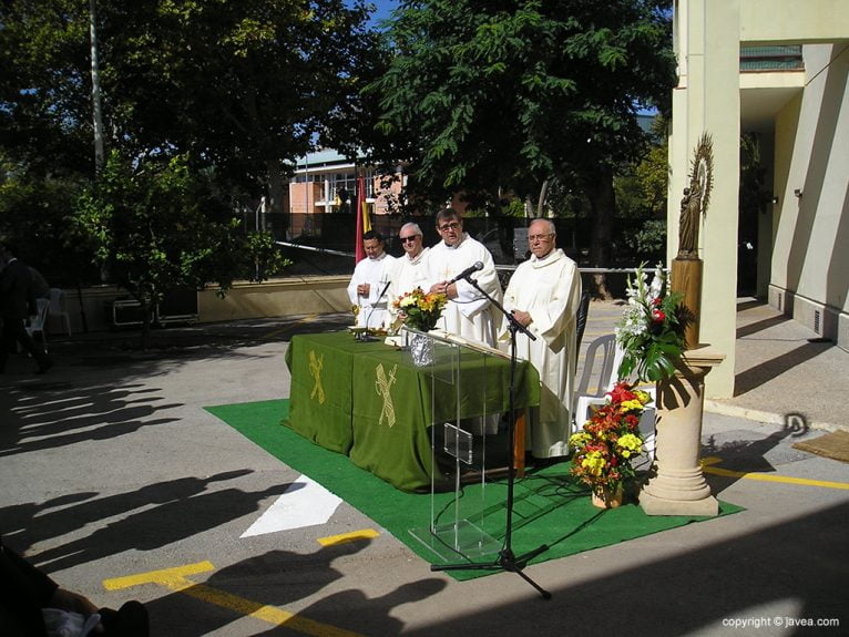 Sacerdotes celebrando la misa