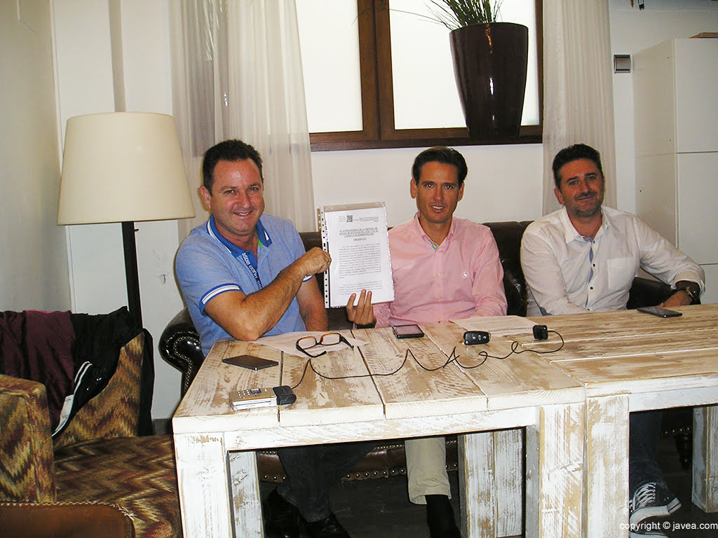 Juanjo García con Óscar Antón y Juanlu Cardona mostrando el recurso