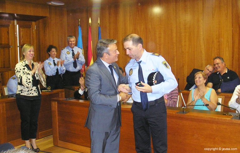 Chulvi felicitando a Mariano Armero