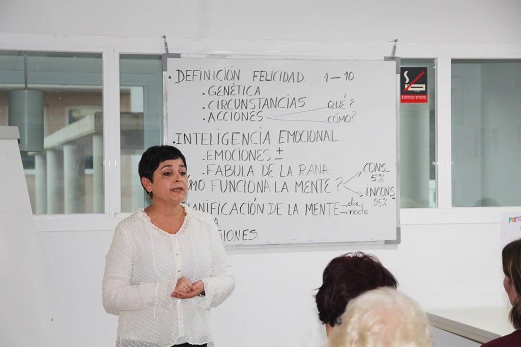 Marina Pardo impartiendo la clase