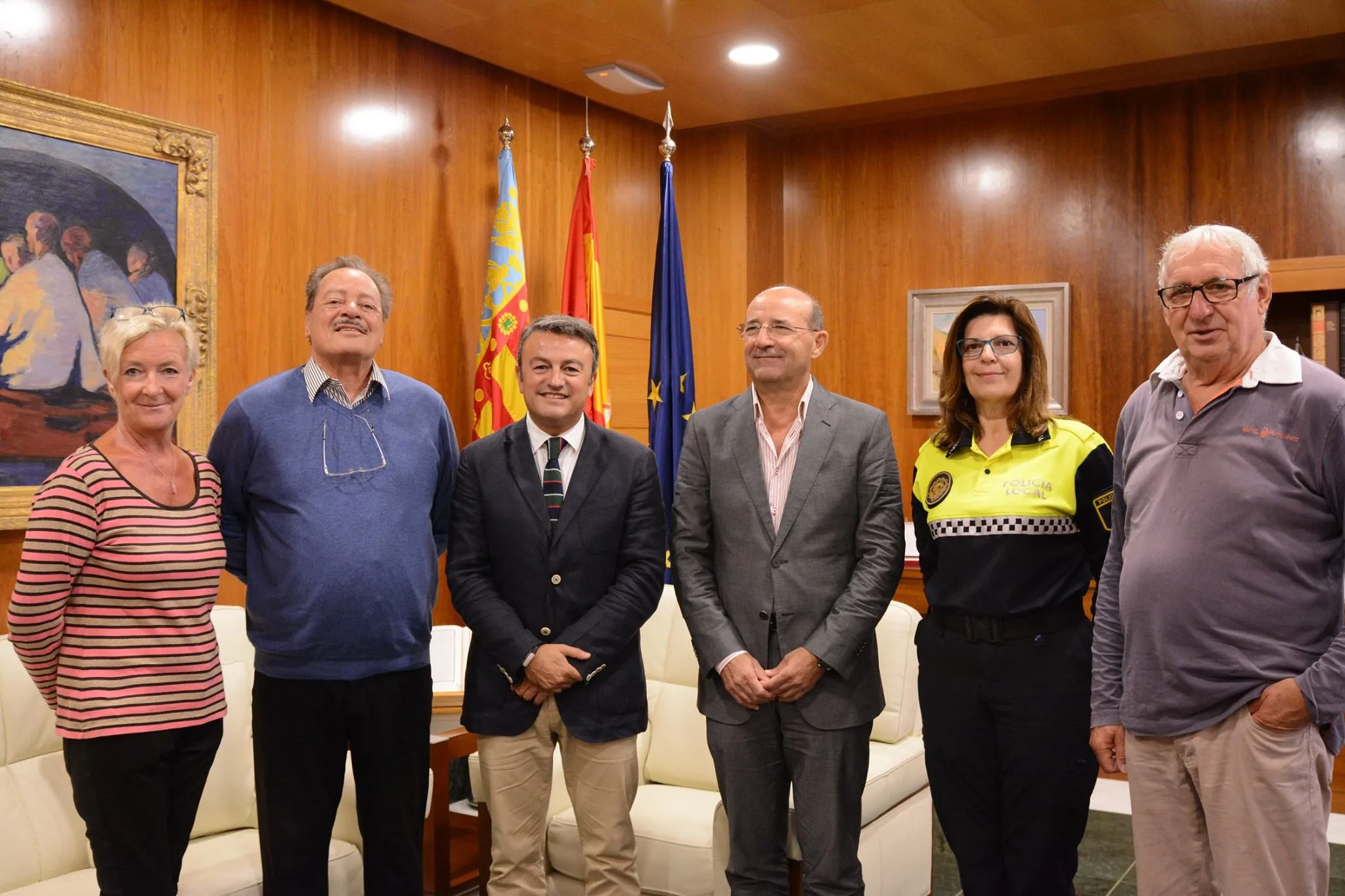 Miembros de Bomberos Voluntarios de Balcón al mar con las autoridades