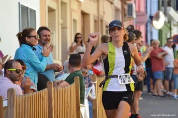 Mª Isabel Ferrer levantando su brazo