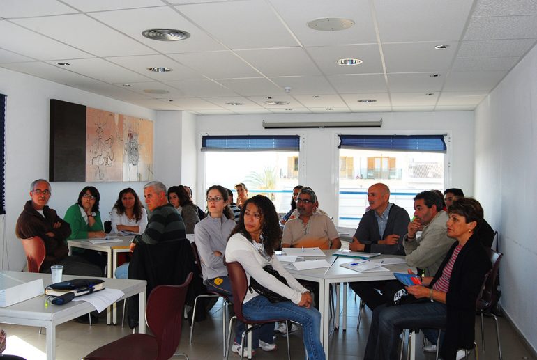 Participantes en uno de los talleres psicopedagógicos en Xàbia