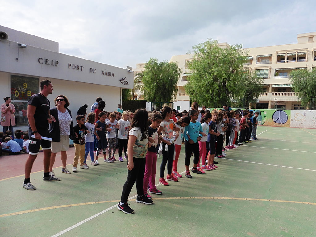 Profesores y alumnos celebrando el 9 de octubre en el colegio Port Xábia