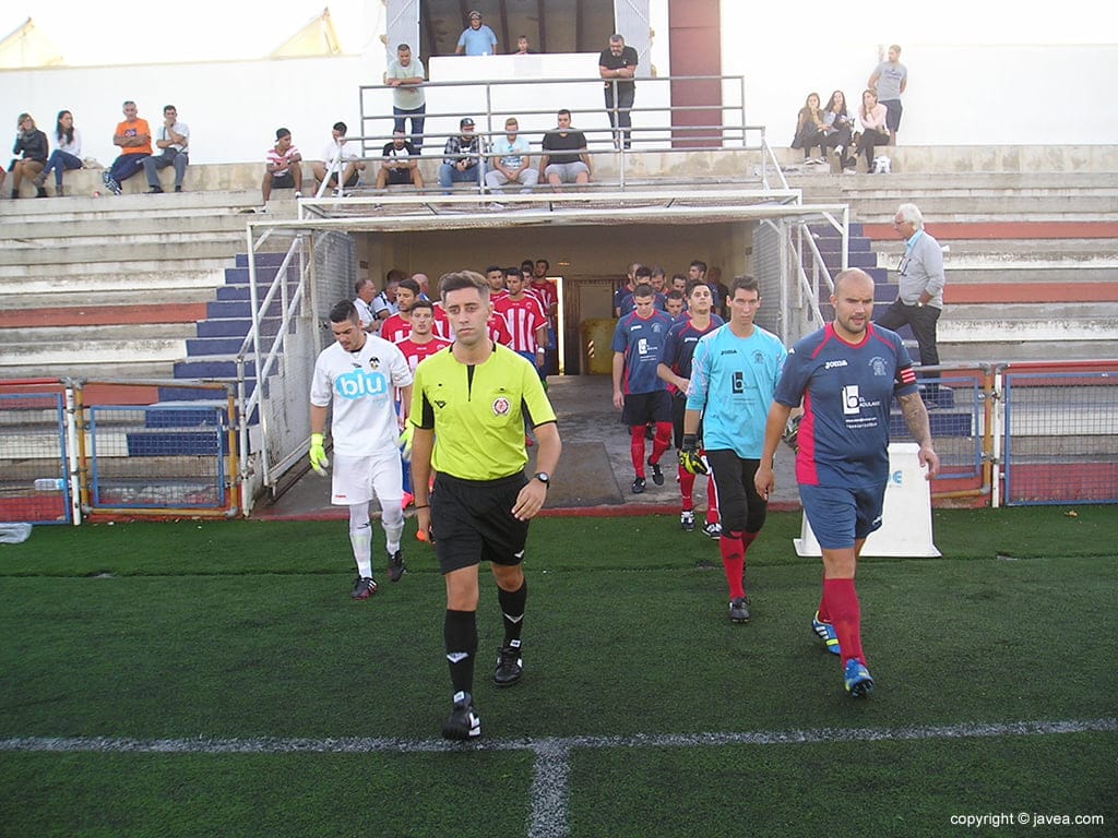 CD Jávea B y Villalonga saltando al terreno de juego