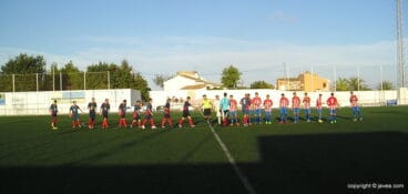 Saludo entre los jugadores de los dos equipos