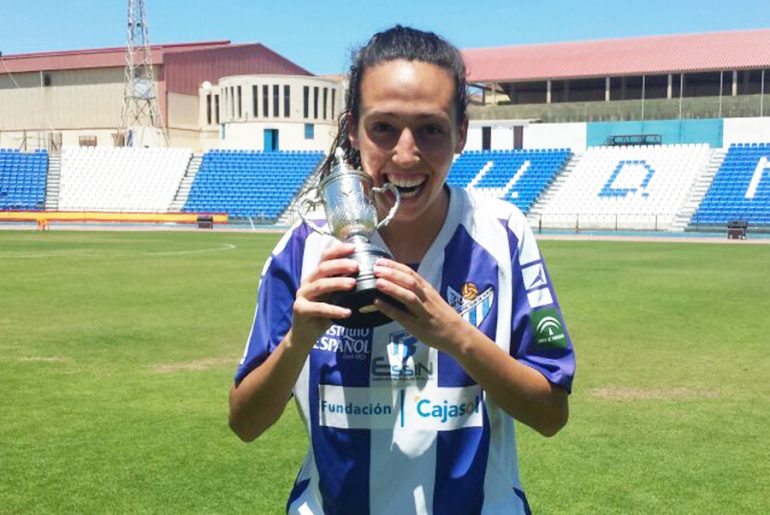 Sandra Castellón con la Copa de la Reina