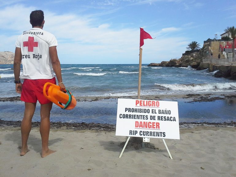 Vigilante de Cruz Roja Xàbia en la playa del Arenal