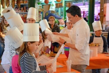 Alberto Ferruz repartiendo la receta