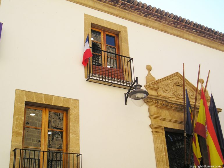 Bandera francesa en el ayuntamiento de Xàbia
