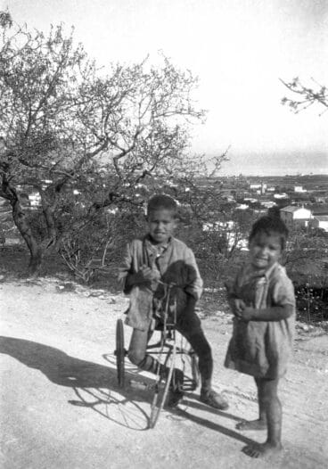 Dos niños jugando en la calle