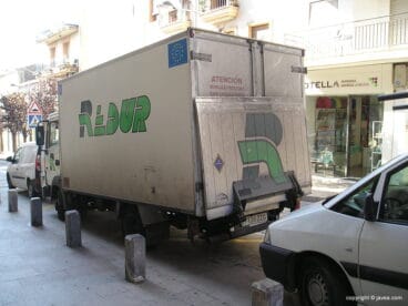 Camión de donde cayó el repartidor