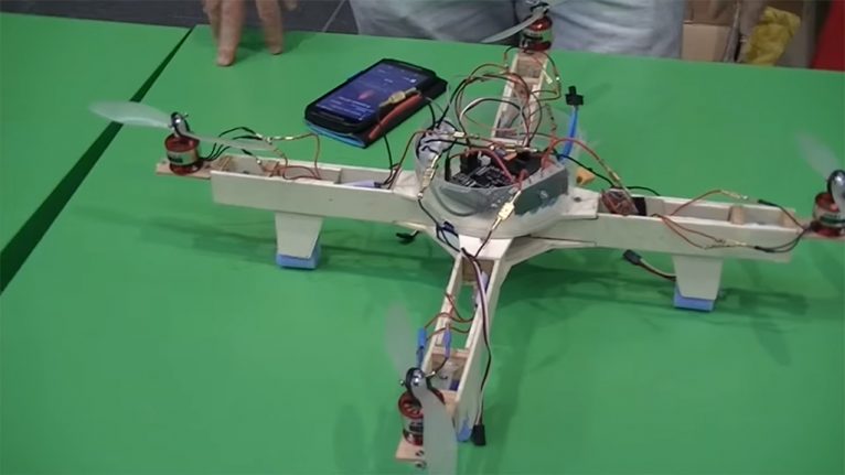 Drone construido por alumnos