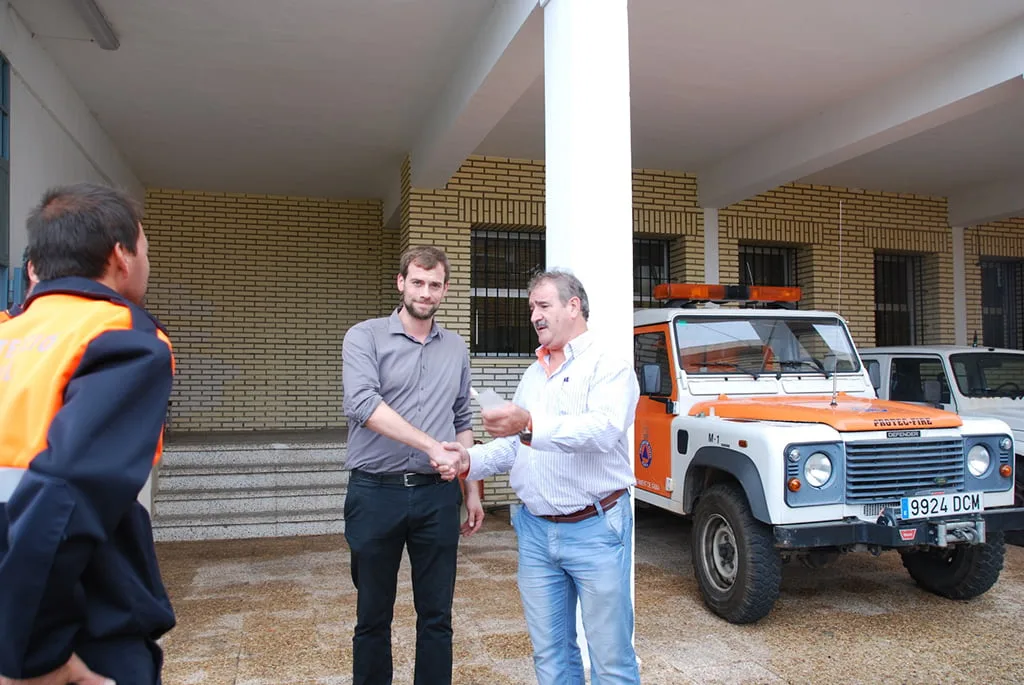 Entrega del cheque a Protección Civil