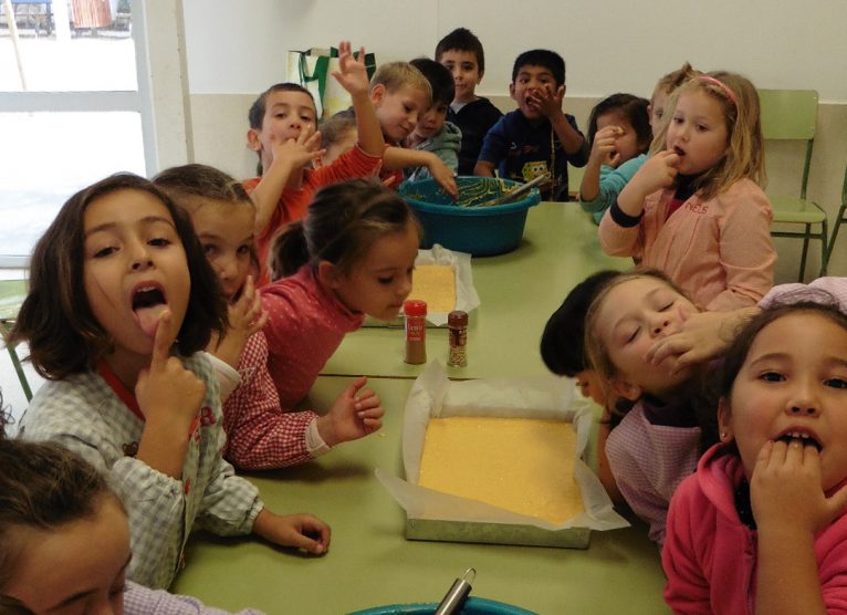 Escolares comiendo coca de calabaza