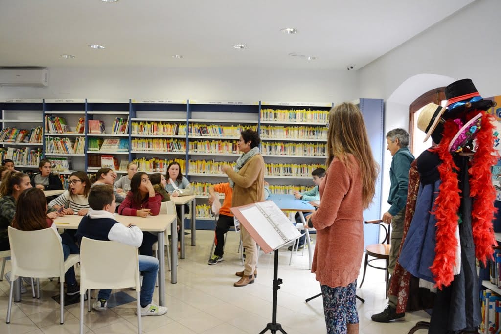 Escolares en el taller de lectura