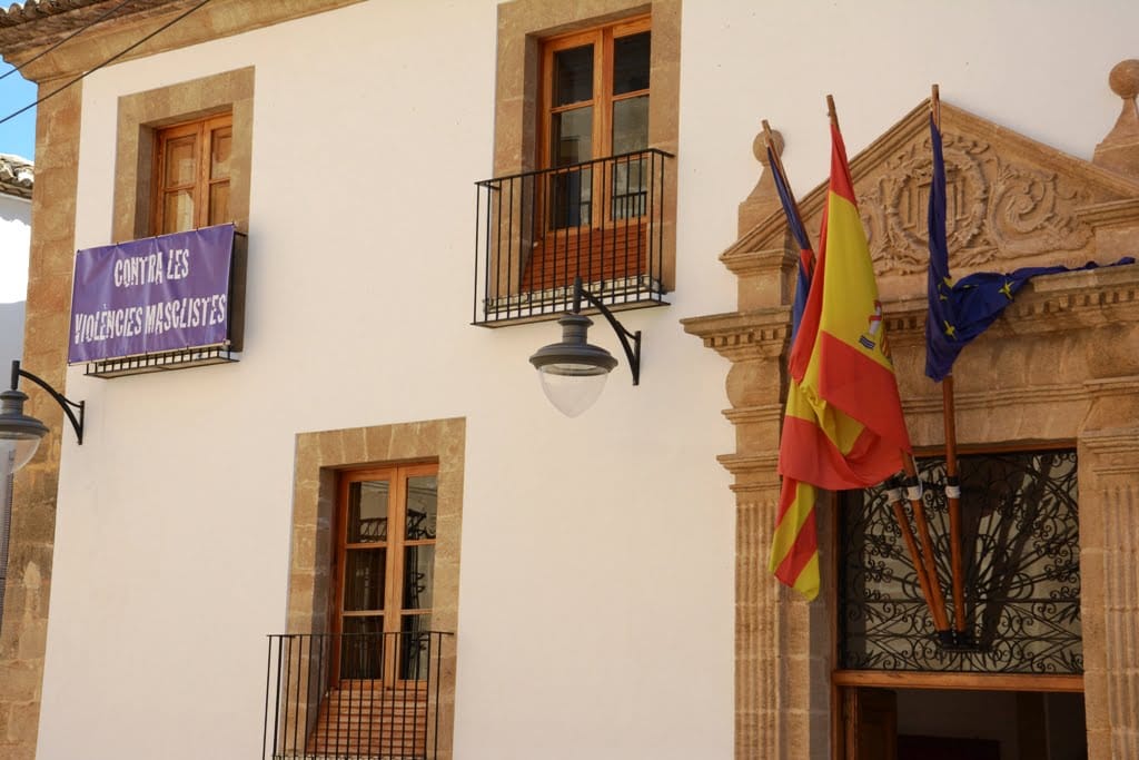 Fachada del ayuntamiento con la pancarta