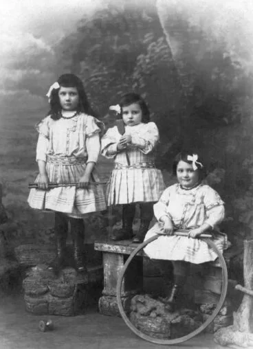 Niñas de la época jugando