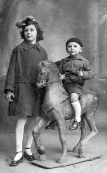 Niño sobre caballo de cartón
