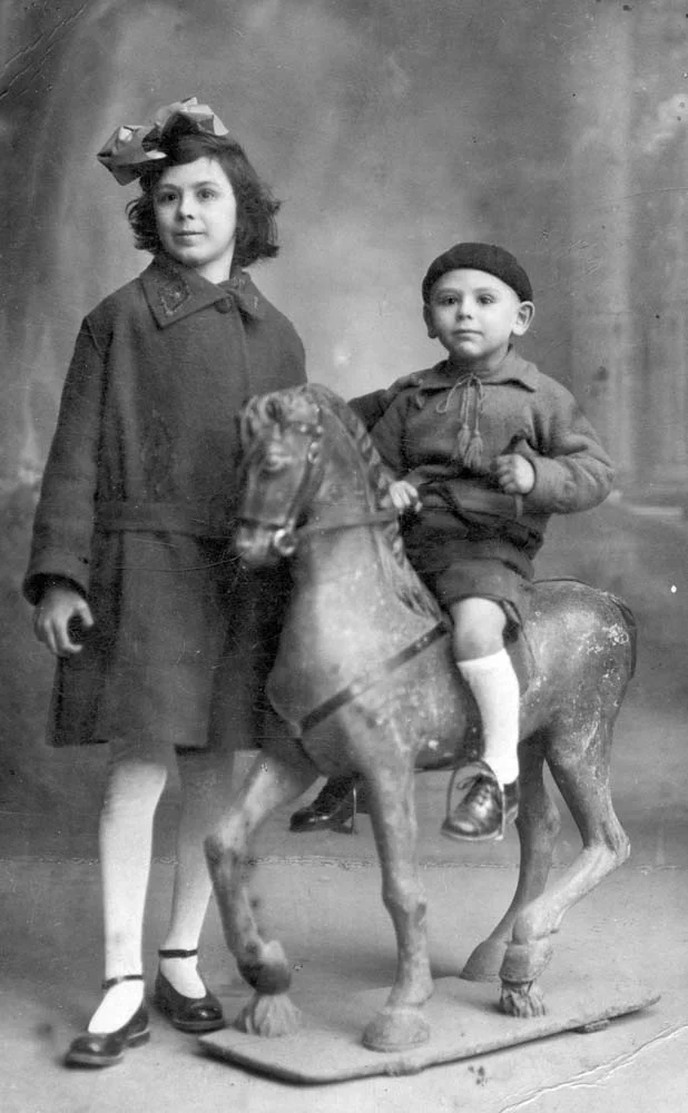 Niño sobre caballo de cartón